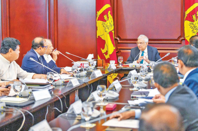 ඉංග්‍රීසි මාධ්‍යයෙන් උගන්වන පාසල් ගණන 1,000ට වැඩි කිරීමට පියවර