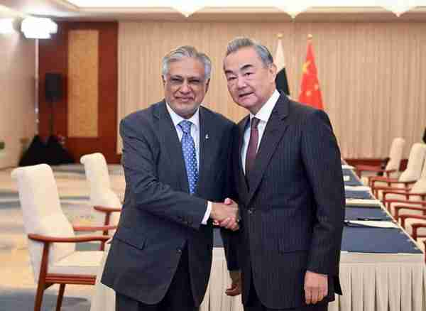 චීන විදේශ ඇමති සහ පාකිස්ථාන නියෝජ්‍ය අගමැති අතර හමුවක්