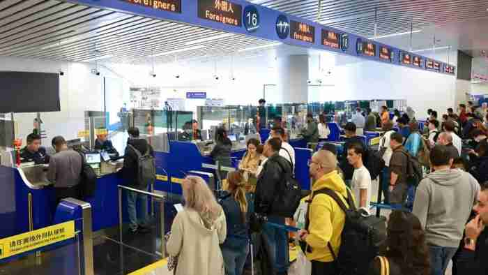 2024 වසරට සාපේක්ෂව 2025 වසරේ තෙවන කාර්තුවේ චීනයට පැමිණි විදේශිකයන් සංඛ්‍යාව ඉහළට