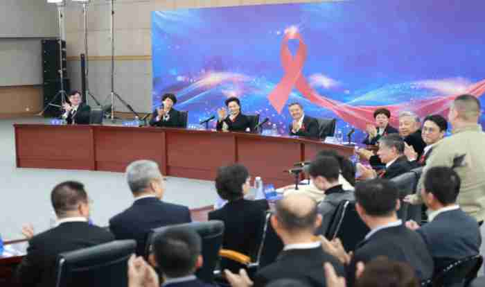 චීන ජනාධිපති ආර්යා Peng Liyuan මහත්මිය 2025 ලෝක ඒඩ්ස් දින තේමා ප්‍රචාරක උත්සවයට එක් වෙයි