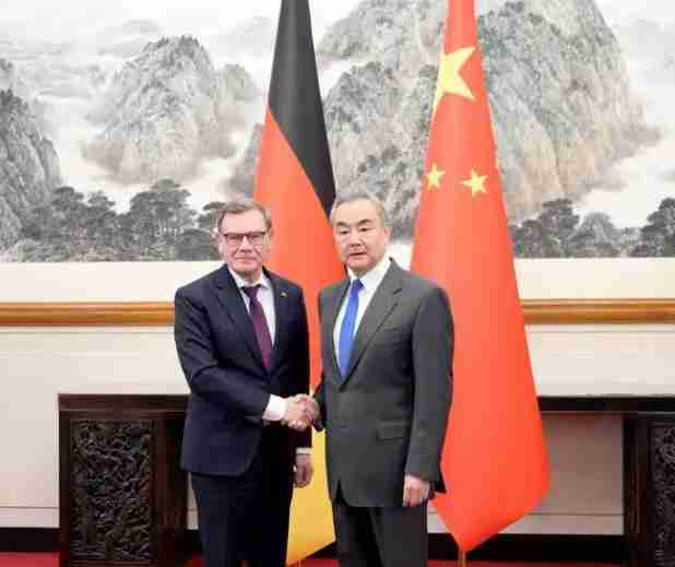 චීනය සහ ජර්මනිය ප්‍රධාන රටවල් ලෙස වඩාත් ස්ථාවර ද්විපාර්ශ්වික ප්‍රතිපත්ති රාමුවක් සඳහා වගකීම් භාර ගත යුතුයි-චීනය