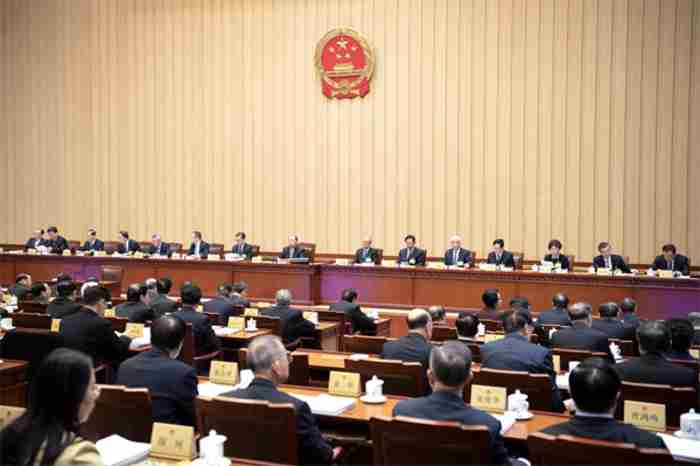 චීන ජාතික මහජන කොංග්‍රසයේ ස්ථාවර කමිටුව වාර්තා හා නීති කෙටුම්පත් පරීක්ෂා කරයි