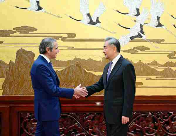 චීන විදේශ අමාත්‍යවරයා හා ජාත්‍යන්තර පරමාණුක බලශක්ති ඒජන්සියේ අධ්‍යක්ෂ ජනරාල් අතර හමුවක්