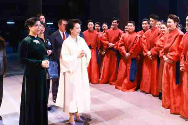 චීන හා වි‍යට්නාම ජනපති ආර්යාවෝ චීන ජාතික මහා රඟහල නරඹති