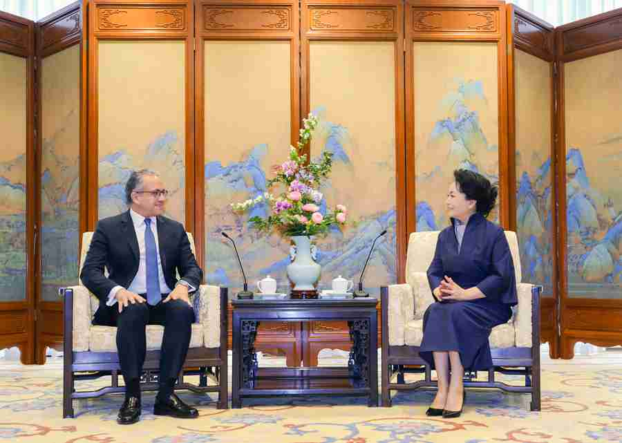 ලොව පුරා කාන්තා අධ්‍යාපනය වෙනුවෙන් චීන ජනපති ආර්යාවගේ කැපී පෙනෙන දායකත්වය යුනෙස්කෝ ප්‍රධානියාගේ ඇගයීමට