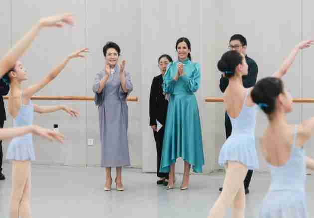 චීන-සර්බියානු ජනපති ආර්යාවන් බෙයිජිං නර්තන ඇකඩමියේ සංචාරයක