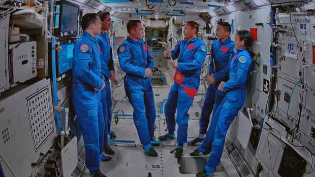 චීනයේ Shenzhou 21 සහ Shenzhou 23 ගගනගාමී කාර්ය මණ්ඩලය ඔවුන්ගේ කක්ෂය තුළ භාරදීම සම්පූර්ණ කරයි